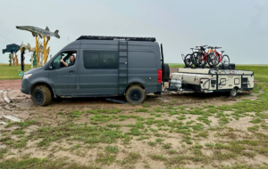 Wonder Year Fernweh Family; Sprinter Van stuck in the mud